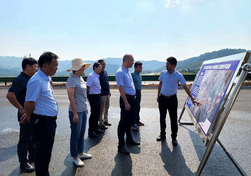 東至縣委副書(shū)記、縣長(zhǎng)唐禮虎到G530查橋至牛磯段01標(biāo)調(diào)研指導(dǎo)工作