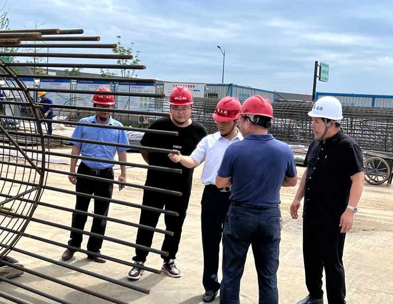 金寨縣委副書記、縣長(zhǎng)張澗到史河(金寨段)防洪提升工程-7#防汛大橋項(xiàng)目檢查指導(dǎo)工作3