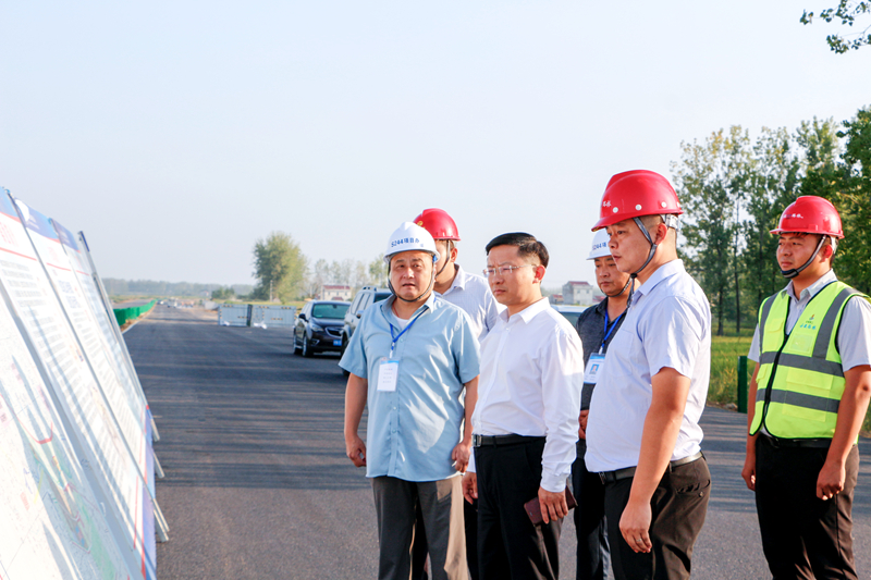 六安市交通運輸局黨組書記、局長朱宏赴S244-03標(biāo)調(diào)研指導(dǎo)工作 (2)